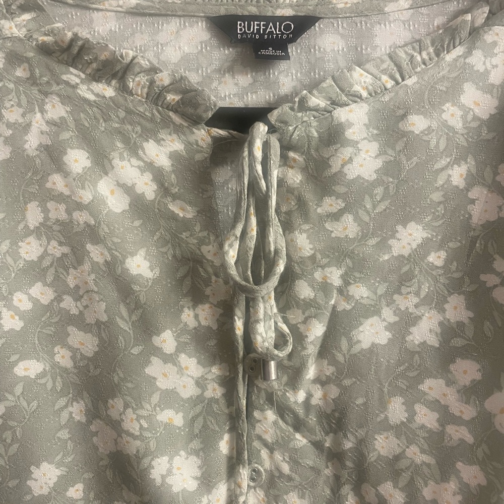 Buffalo by David Bitton Flutter Blouse Size S - Like New, light floral green top - Picture 5 of 12